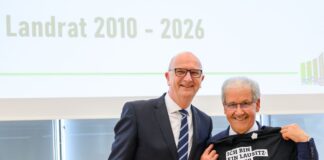 Brandenburgs Ministerpräsident Dietmar Woidke (SPD) verabschiedet den Landrat des Kreises Spree-Neiße, Harald Altekrüger (CDU), nach 16 Jahren im Amt. 