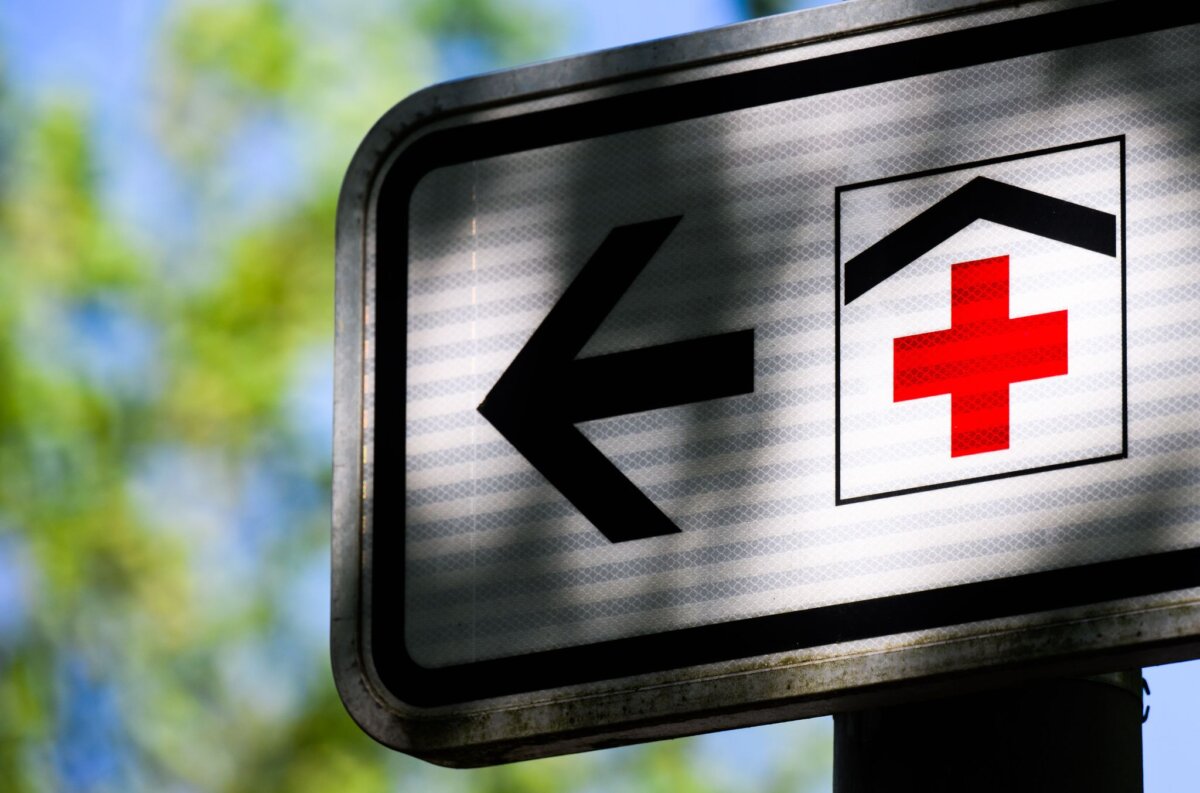 Ein Schild weist den Weg zum Krankenhaus Acht von zehn Krankenhäusern in Brandenburg schreiben nach Angaben des Gesundheitsministeriums rote Zahlen. In Ludwigsfelde schließt nun die Kinderklinik. (Symbolbild)