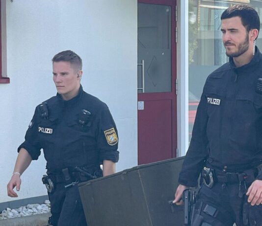 Polizisten finden NS-Devotionalien bei Militaria-Händler Bayerische Ermittler durchsuchten das weitläufige Grundstück am Dienstagmorgen.