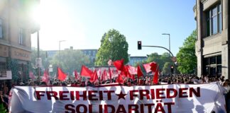 An der Spitze der Demonstration versammelten sich vorwiegend schwarz gekleidete Menschen.