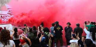 Die Demonstration «Revolutionärer 1. Mai» kommt wegen der vielen Feiernden in Kreuzberg nur sehr langsam vorwärts.