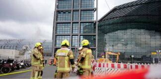 Die Feuerwehr hat einen Brand vor dem Berliner Hauptbahnhof bekämpft.