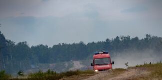 Bei Jüterbog brechen immer wieder Waldbrände auf einem ehemaligen Truppenübungsgelände aus. 2023 kämpfte die Feuerwehr rund zwei Wochen gegen ein großes Feuer. (Archivbild)