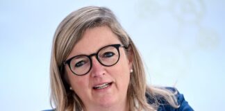 Ministerin Klement für Verlängerung des Tankrabatts Wie entwickeln sich die Preise an den Tankstellen im Sommer? Wirtschaftsministerin Klement hält eine Verlängerung des Tankrabatts über Juni hinaus für hilfreich. (Archivbild)