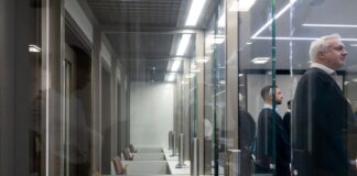 Gegen sechs junge Männer und eine 17-jährige Frau wird nach einer blutigen Auseinandersetzung am Berliner Humboldt Forum verhandelt. Ein 20-jähriger Syrer wurde tödlich verletzt. 