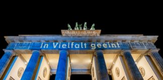 Brandenburger Tor leuchtet am Europatag in EU-Farben Das Wahrzeichen wurde von Sonnenuntergang bis Mitternacht in Blau angestrahlt.