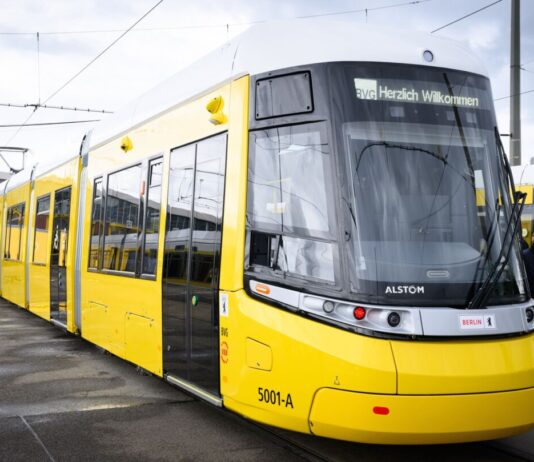 BVG: Neue 50-Meter-Tram soll im Sommer endlich starten Der sogenannte Urbanliner soll bald die Lage auf der M4 entlasten - mit jahrelanger Verspätung. (Archivbild)