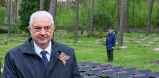Russlands Botschafter Sergej Netschajew kam nach Potsdam: Dort wurden Überreste von 80 Soldaten der Roten Armee beigesetzt. 