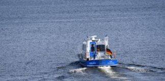 Polizei stoppt Potsdamer Floßfahrt – Boot beschädigt Fähre Die Wasserschutzpolizei in Potsdam kontrolliert Sportboote auf der Havel - unter anderem wegen Alkohol, Drogen und Raserei. (Symbolbild)