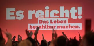 Die rund 500 Delegierten in Potsdam beraten bis Sonntag die Linie der Partei.