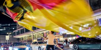 Fußball-Fans feiern Sieg der Nationalelf am Kurfürstendamm Die Polizei sperrte rund 1.000 Meter des Kurfürstendamms, um Jubelkorsos zu ermöglichen.