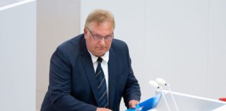 Der Brandenburger AfD-Landtagsabgeordnete Jean-René Adam war einem Prüfbericht zufolge inoffiziell für einen Bereich der Kriminalpolizei tätig, der eng mit der Stasi zusammenarbeitet. (Archivbild)