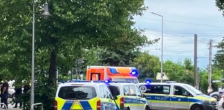 Mann randaliert in Prenzlauer Berg – 13 Polizisten verletzt Ein Polizist wurde von dem Verdächtigen mit der Faust ins Gesicht geschlagen.