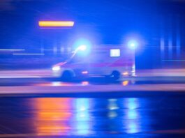 Auto überschlägt sich in Berlin – drei Menschen verletzt Nach einem Unfall mit drei beteiligten Autos in Berlin-Lichtenberg sind drei Menschen leicht verletzt worden. (Symbolbild)