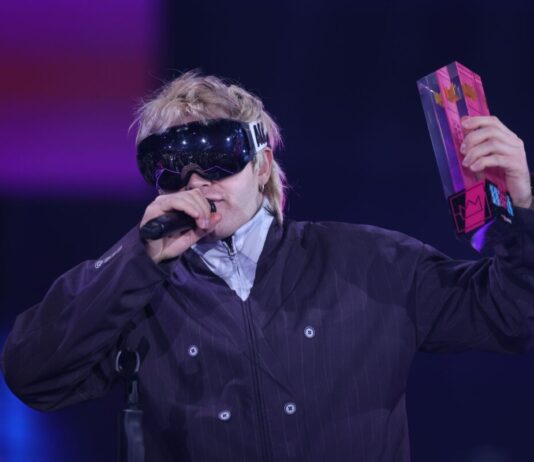 Ski Aggu-Auftritt an der Sonnenallee lockt viele Fans Eine Skibrille als Markenzeichen: Der Rapper Ski Aggu (Archivbild)