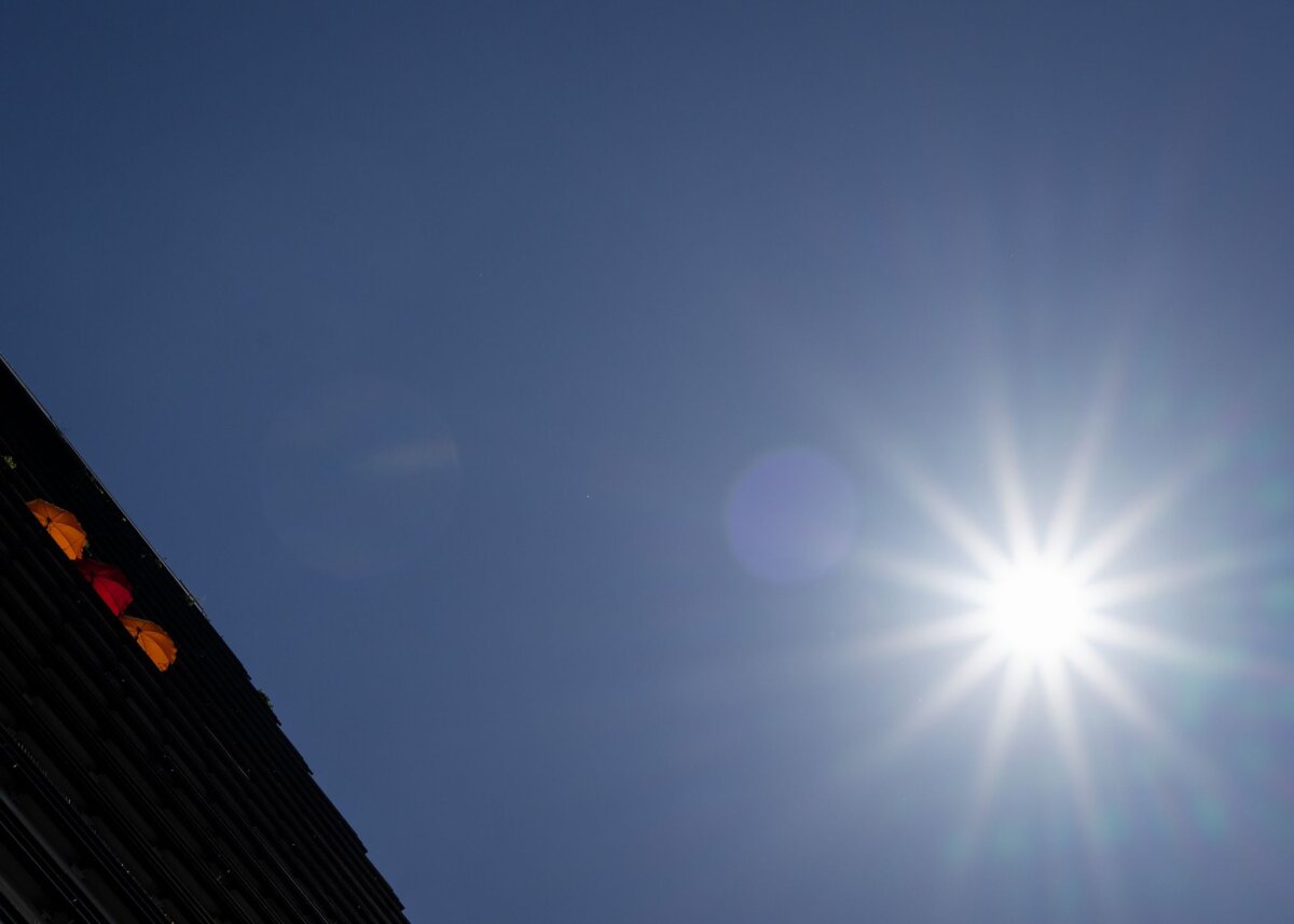 Amt warnt vor extremer Hitze in Berlin Am Samstag werden nach Angaben des Deutschen Wetterdienstes Höchstwerte zwischen 32 und 35 Grad erwartet. (Archivbild)