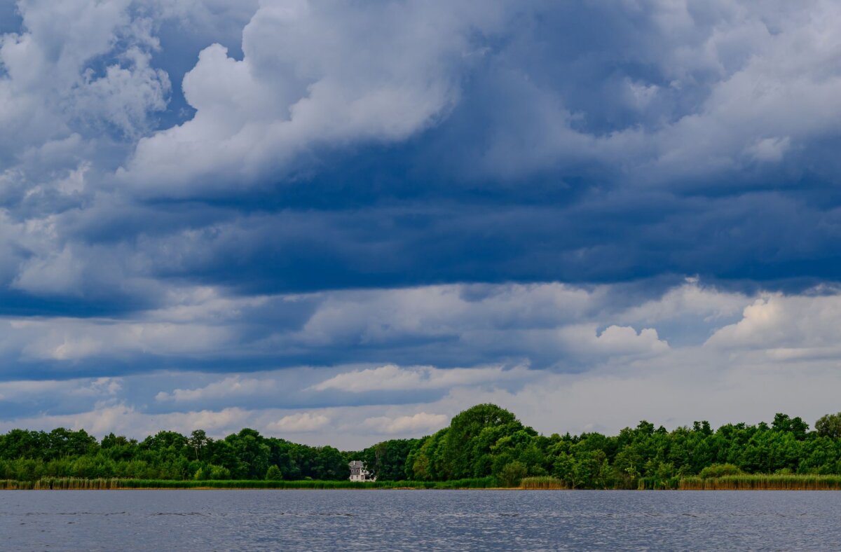 Gewitterstimmung über der Groß Schauener Seenkette In Berlin und Brandenburg wird es erst heiß, dann kommen Gewitter. (Archivbild)