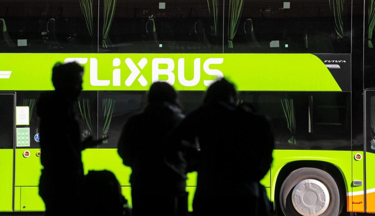 Flixbus Der Fernbusanbieter Flixbus will mehrere Städte in Ostdeutschland neu mit dem Flughafen Berlin-Brandenburg verbinden. (Archivbild)