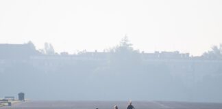 Temperaturen über 30 Grad – wann Unwetter droht Das Sommerwetter lockt zum morgendlichen Joggen aufs Tempelhofer Feld. (Foto aktuell)
