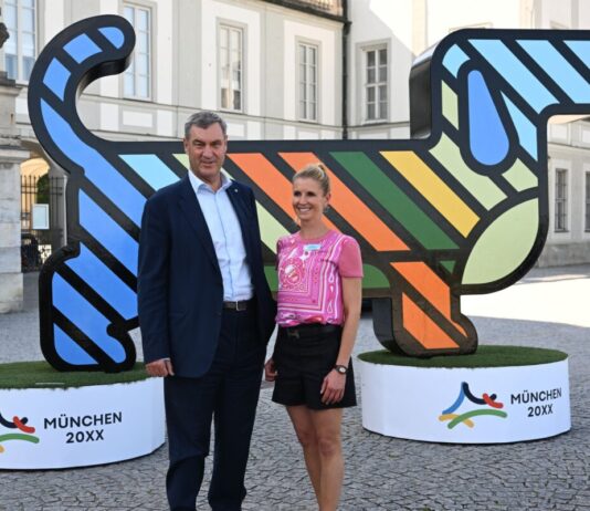 München wirbt bei Top-Verbänden um Olympia: «Sommermärchen» Bayerns Ministerpräsident Markus Söder und Dressur-Olympiasiegerin Jessica von Bredlow-Werndl werben für München.