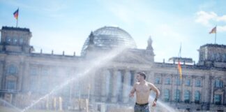 Hitzewarnung für Berlin – Abkühlung in Bädern und Parks Der Deutsche Wetterdienst warnt vor großer Hitze auch am Samstag.