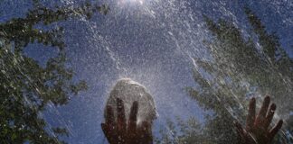 Gegen die Hitze: Cottbus nimmt Wassernebeltor in Betrieb Wassernebel soll an heißen Tagen für Abkühlung sorgen. (Archivbild)