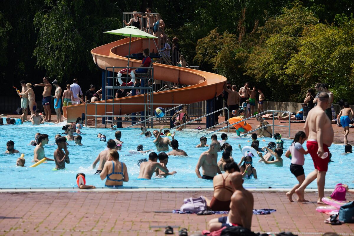 Freibäder In Berlin und Brandenburg werden Temperaturen jenseits der 40 Grad Celsius erwartet.