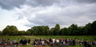 Görlitzer Park bleibt offen – Initiative feiert Entscheid Nach dem Gerichtsurteil nutzten Dutzende die Chance und verbrachten den späten Abend im Park.