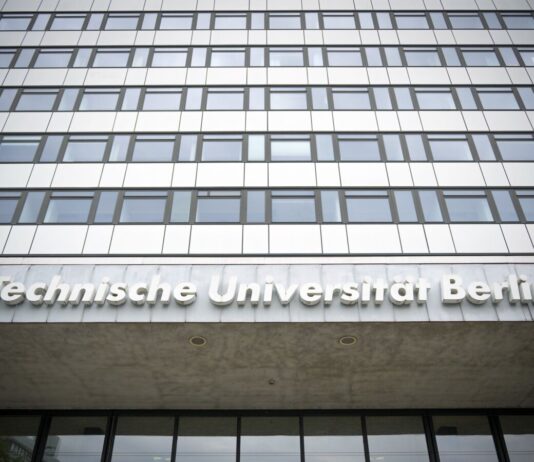 Streit um Jugendkongress an der TU Berlin 1.500 haben sich nach Angaben der Veranstalter für den Kongress angemeldet. (Symbolbild)