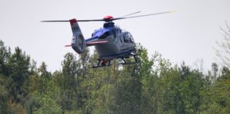 Zwei Löschhubschrauber sind beim Brand in der Gohrischheide im Einsatz. 
