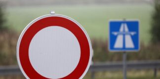 Wie lange die Sperrung auf der A115 andauern wird, ist noch unklar. (Symbolbild) 