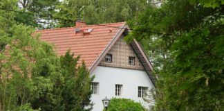 Es war einst das Sommerhaus von Bertolt Brecht und seiner Frau Helene Weigel. Heute umfasst es eine Gedenkstätte und ein Museum. (Archivbild)