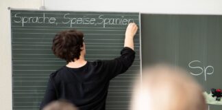 GEW prüft Volksbegehren für kleinere Klassen in Berlin Die Gewerkschaft für Erziehung und Wissenschaft wünscht sich kleinere Klassen. (Symbolbild)