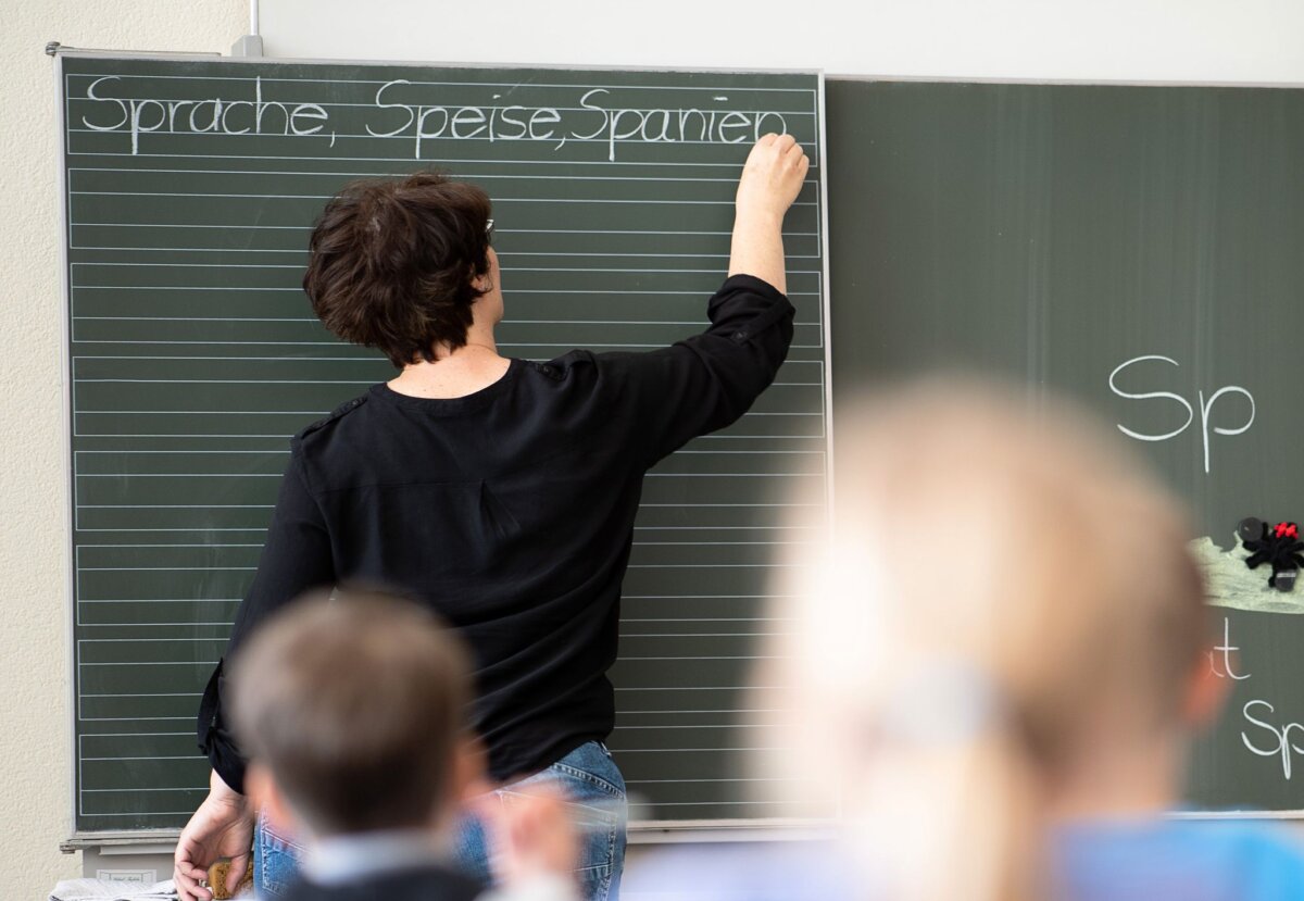 Lehrerin im Klassenzimmer Die Gewerkschaft für Erziehung und Wissenschaft wünscht sich kleinere Klassen. (Symbolbild)