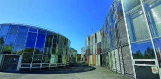Berliner Erkundung: Die neue und die alte Wissenschaft So schillernd können technische Gebäude sein. Bild: Martin Schwarz