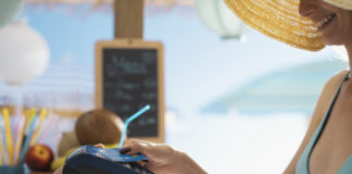 Wie vermeidet man hohe Gebühren auf Reisen? Beim Zahlen im Ausland gilt es auf versteckte Gebühren zu achten. Bild: iStock / Getty Images Plus / cyano66