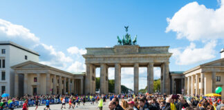 Berlins Event-Zukunft 2026: Warum eine gute Idee allein nicht mehr reicht An spannenden Events mangelt es in Berlin kaum, hier: der Berlin-Marathon am Brandenburger Tor. Bild: iStock Editorial / Getty Images Plus / killerbayer