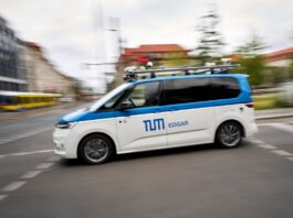 Fahrerlos durch die Staustadt Berlin? Unterwegs auf Prüfungsfahrt: Ein autonomes Fahrzeug - hier ein Forschungswagen der Technischen Universität München - bewegt sich im Berliner Straßenverkehr.