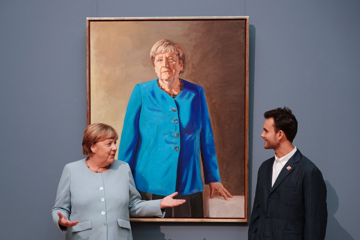 Präsentation von Porträt von Ex-Kanzlerin Merkel Die Entstehung des Porträts war ein monatelanger Prozess.