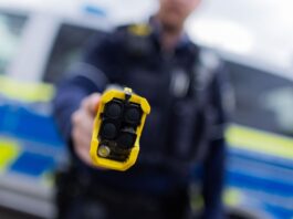Polizei setzt Taser gegen randalierenden Mann ein Die Polizei setzte am frühen Morgen einen Taser ein, um einen randalierenden Mann festzunehmen. (Symbolbild)