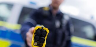 Die Polizei setzte am frühen Morgen einen Taser ein, um einen randalierenden Mann festzunehmen. (Symbolbild)