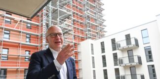 Berlins Regierender Bürgermeister Kai Wegner (CDU) besichtigte mehrere Wohnungsbauprojekte kommunaler Gesellschaften. 
