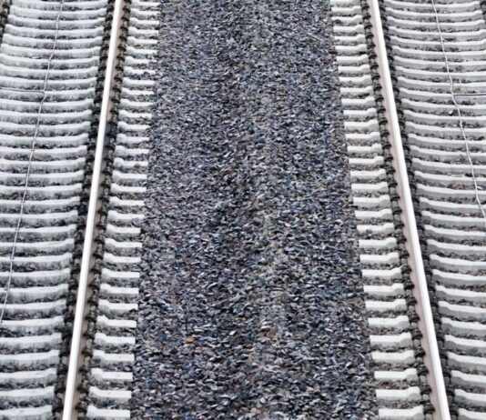 Berichte: Bahnstrecke Lehrte-Berlin 2027 zehn Monate dicht Die wichtige Bahnstrecke zwischen Lehrte und Berlin soll im kommenden Jahr monatelang voll gesperrt werden. (Symbolbild)