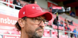 Schulter-OP? Cottbus-Coach Wollitz könnte lange ausfallen Cottbus-Coach Claus-Dieter Wollitz plagen gesundheitliche Probleme. (Archivbild)