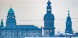 Bahn hält am Ziel Tempo 200 zwischen Berlin und Dresden fest Die Deutsche Bahn hält an ihrem Ziel fest, die Strecke Berlin-Dresden für Tempo 200 Kilometer pro Stunde auszubauen. (Archivbild)