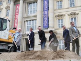 Das Humboldt Forum bekommt 18 Baumarten aus drei Klimazonen Spatenstich zum Baubeginn für die Begrünung des südlichen Schlossplatzes am Humboldt Forum.