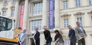 Das Humboldt Forum bekommt 18 Baumarten aus drei Klimazonen Spatenstich zum Baubeginn für die Begrünung des südlichen Schlossplatzes am Humboldt Forum.