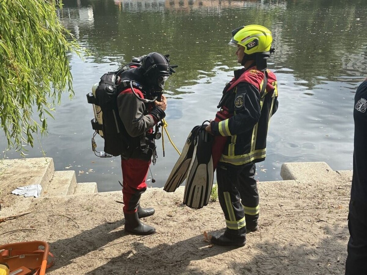 Mann ertrinkt im Urbanhafen Taucher des Technischen Dienstes fanden den Mann nach kurzer Zeit.
