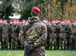 Jugendoffiziere der Bundeswehr können an Schulen kommen Jugendoffiziere sind speziell ausgebildete Soldatinnen und Soldaten, die von Schulen eingeladen werden können, um etwa über Sicherheitspolitik zu sprechen. (Symbolbild)