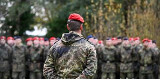 Jugendoffiziere der Bundeswehr können an Schulen kommen Jugendoffiziere sind speziell ausgebildete Soldatinnen und Soldaten, die von Schulen eingeladen werden können, um etwa über Sicherheitspolitik zu sprechen. (Symbolbild)